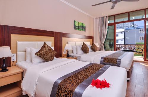 Postel nebo postele na pokoji v ubytování Triton Beach Hotel & Spa