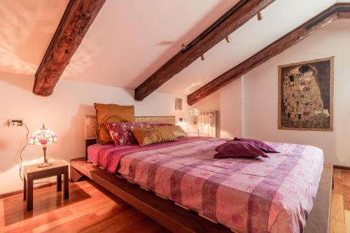 ein Schlafzimmer mit einem großen Bett in einem Zimmer in der Unterkunft Vivaldi in Venedig