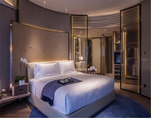 Postelja oz. postelje v sobi nastanitve InterContinental Beijing Sanlitun, an IHG Hotel