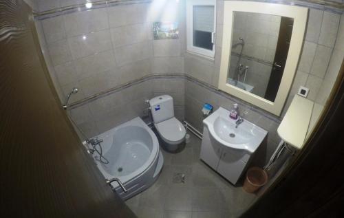 Bilik mandi di Apartments Shine