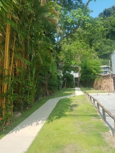 um caminho com palmeiras e uma cerca em Palm Garden em Ko Chang