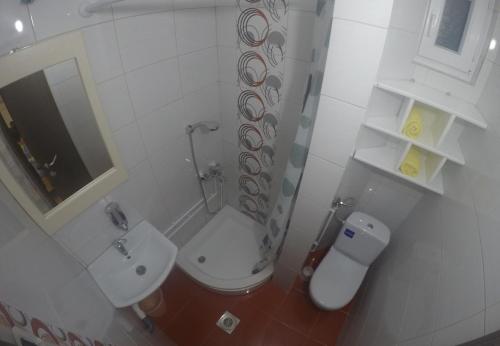 Bilik mandi di Apartments Shine