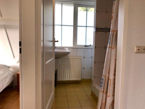 Ванна кімната в Uniek huis onderaan de duinen -veel privacy- eigen parkeerplaats