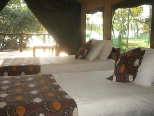 Tempat tidur dalam kamar di Nsobe Game Camp
