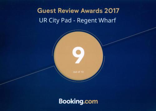 UR City Pad - Regent Wharfに飾ってある許可証、賞状、看板またはその他の書類