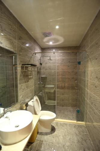 y baño con aseo, lavabo y ducha. en JUNYI Hotel Hebei Shijiazhuang Pingshan Town Wanshou Road, en Pingshan