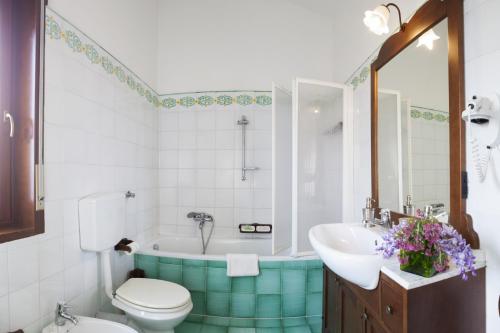 a bathroom with a tub and a toilet and a sink at Agriturismo Al Poggetto in Piana degli Albanesi