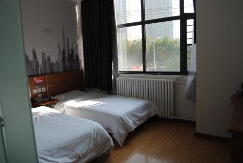 Habitación de hotel con 2 camas y ventana en Thank Inn Chain Hotel Hebei Shijiazhuang High-Tech Area, en Nancun