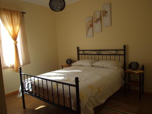 ein Schlafzimmer mit einem Bett und einem Fenster in der Unterkunft Paraiso das Flores in Estreito da Calheta
