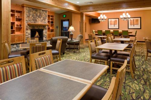 Restoran atau tempat lain untuk makan di Hawthorn Suites by Wyndham Minot