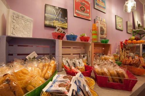 eine Theke mit einer Auswahl an Broten und anderen Lebensmitteln in der Unterkunft Marini Bed&Breakfast in Pescara