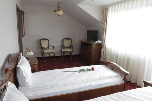 Un pat sau paturi într-o cameră la Hotel Slavia