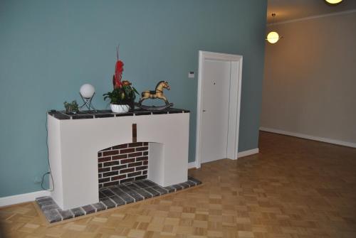 a room with a fireplace with a horse on it at Lodner Hotel Drei Mohren in Lauingen