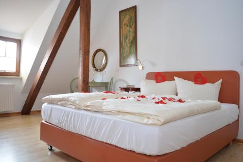 クヴェードリンブルクにあるTheophano´s Appartements im Kornmarktのベッドルーム1室(赤い花のベッド1台付)