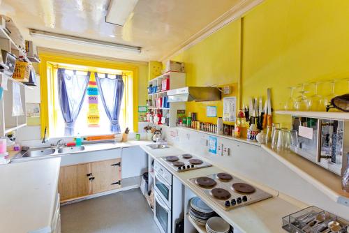 Inverness Student Hotel tesisinde mutfak veya mini mutfak