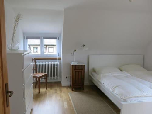 エーニンゲンにあるCasa Leaのベッドルーム1室(ベッド1台、テーブル、椅子付)