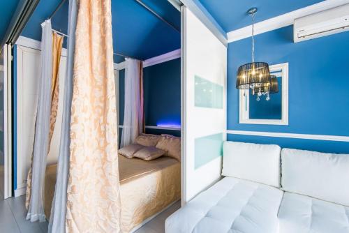 a room with a bed and a window at Luxury Torremolinos in Torremolinos