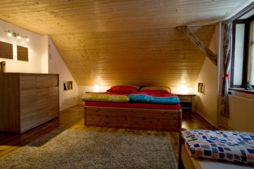 Sauna Cottage BedRichにあるベッド