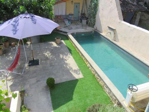 Beautiful villa with pool in Mormoiron 부지 내 또는 인근 수영장 전경