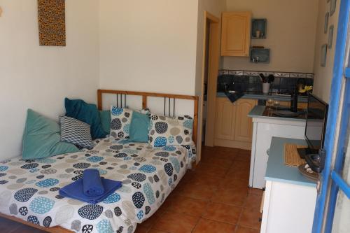 a bedroom with a bed and a small kitchen at Casita del Rio 2 in Caleta de Sebo