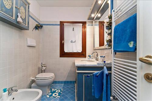 ヴェネツィアにあるCa Lenaの青と白のバスルーム(トイレ、シンク付)