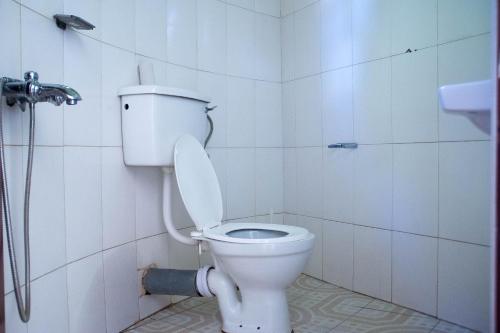 ein Bad mit einem WC und einer Dusche in der Unterkunft Marphie Hotel Rukungiri in Rukungiri