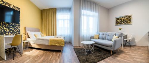Pokój hotelowy z łóżkiem i krzesłem w obiekcie MyApartment in the city center w Czeskich Budziejowicach
