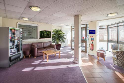Lobby o reception area sa Redwings Lodge Solihull