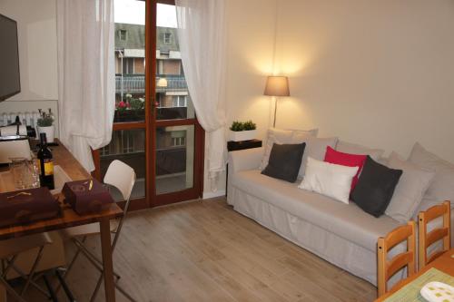 un soggiorno con divano e tavolo di Tiraboschi apartment a Modena