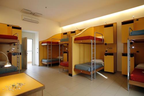 Katil dua tingkat atau katil-katil dua tingkat dalam bilik di Seven Hostel & Rooms