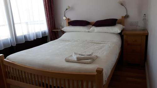 um quarto com uma cama com uma toalha em The Stone House B&B em Baltimore