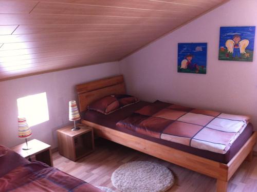 Schlafzimmer mit einem Bett und Holzboden in der Unterkunft Ferienwohnung Beni in Öhningen