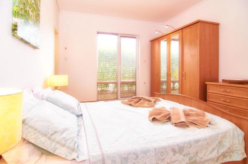 a bedroom with a bed and a dresser and windows at Villa Knox in Bryastovets