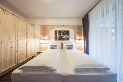 two beds in a bedroom with a large window at Residence Panorama Pfelders in Pfelders