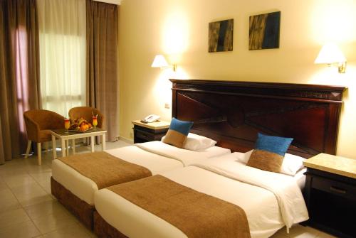Ліжко або ліжка в номері Cataract Resort Naama Bay