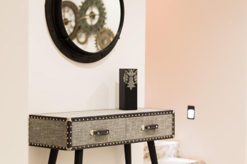 a table with a drawer and a mirror on the wall at Hotel Onyarbi in Hondarribia