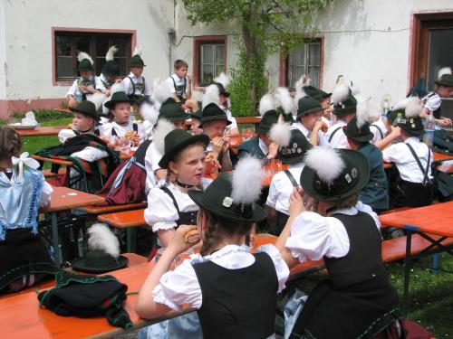 a group of children in hats sitting at tables at Aktivhotel & Gasthof Schmelz Ihr familienfreundliches Urlaubs Hotel mit Wellness Hallenbad, Alpensauna neu ab Februar 2026 Chiemgau Karte in Inzell