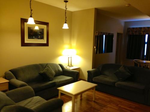 Ruang duduk di Petawawa River Inn & Suites