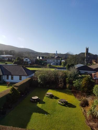an aerial view of a yard with two picnic tables at Ardshiel Hotel in Campbeltown