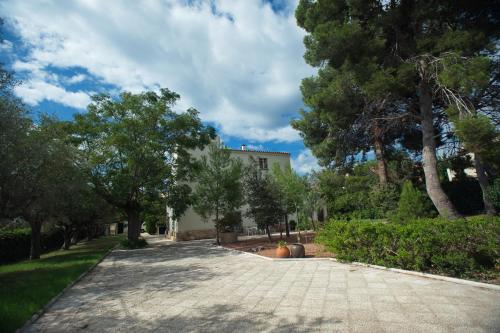 a walkway in front of a building with trees at Apartments in Villa Isabel in Altafulla