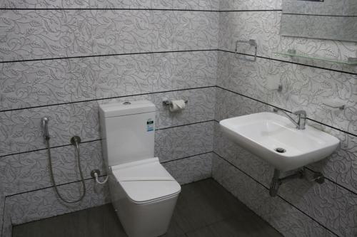 a bathroom with a toilet and a sink at Queens rest inn in Haputale