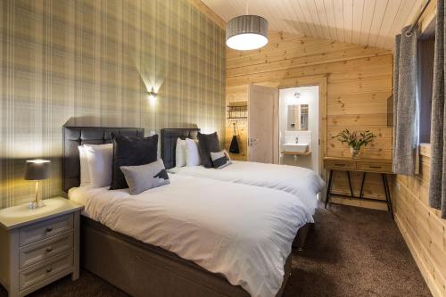 Ένα ή περισσότερα κρεβάτια σε δωμάτιο στο The Lodges at Artlegarth