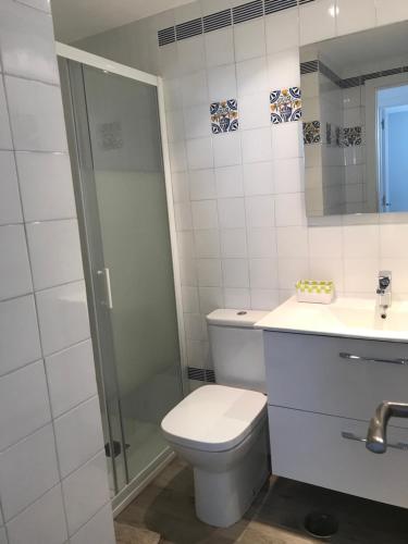 łazienka z toaletą, umywalką i prysznicem w obiekcie mar y golf en muchavista w Alicante
