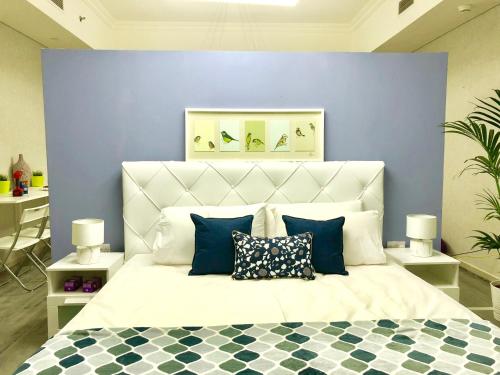Ένα ή περισσότερα κρεβάτια σε δωμάτιο στο Residential Private Apartment with Fabulous Sea & Mangrove View - Al Reem Island - 1106