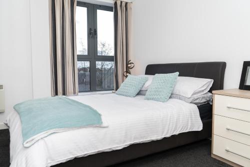Katil atau katil-katil dalam bilik di Hullidays - King & Queen Ensuite