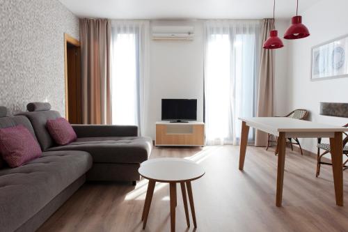 MH Apartments S. Familia
