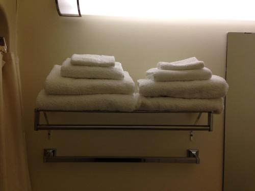 מיטה או מיטות בחדר ב-Petawawa River Inn & Suites
