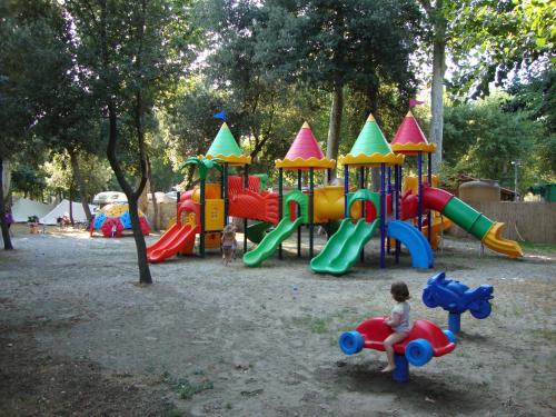 Kawasan permainan kanak-kanak di Camping Village Viareggio