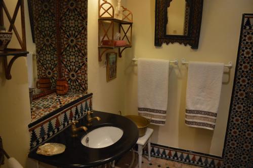 Bilik mandi di Aux 3 Portes
