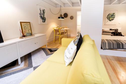 ポルトにあるStudio Tomás Gonzagaのリビングルーム(黄色のソファ付)、ベッドルーム1室